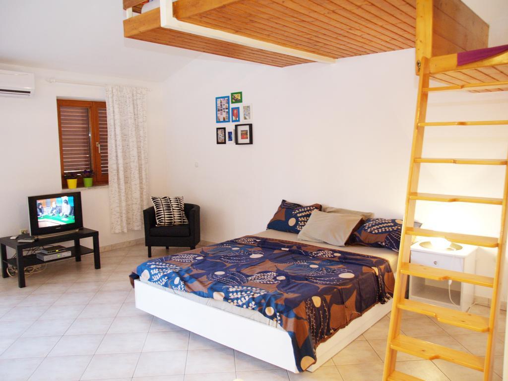 Family Friendly Apartments Pula Oda fotoğraf